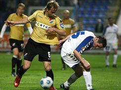 Liberec - Ostrava: souboj ostravskho Rudolfa Otepky (vlevo) s domcm Andrejem Keriem.