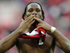 Arsenal - Chelsea: tonk Chelsea Didier Drogba (vlevo) e raduje z vtznho glu