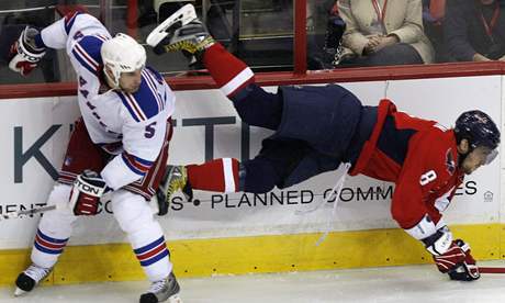 Washington - NY Rangers, hvzda domácích Alexander Ovekin (vpravo) padá po zákroku Daniela Girardiho.