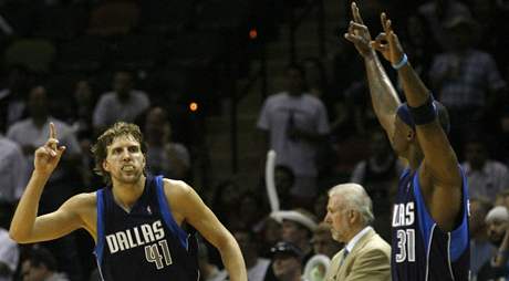 Hrái Dallasu Dirk Nowitzki (vlevo) a Jason Terry se radují.