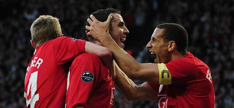 Manchester United: (zleva) Fletcher, st�elec g�lu O'Shea a Ferdinand.