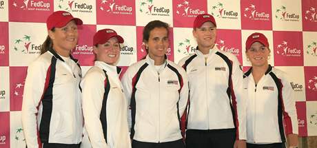 Fed Cup, tm USA: zleva Liezel Huberov, Bethanie Mattekov, kapitnka Mary Joe Fernandezov, Alexa Glatchov, Melanie Oudinov