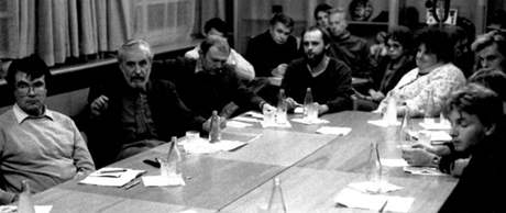 Jednání na Krajské správě SNB po listopadu 1989 - na snímku Machourek, Vidlářová, Dymáček, Voráč a další