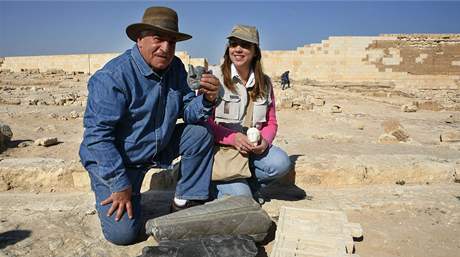 éf egyptských archeolog Zahí Havás s egyptolokou z Dominikánské republiky Kathleen Martinezovou