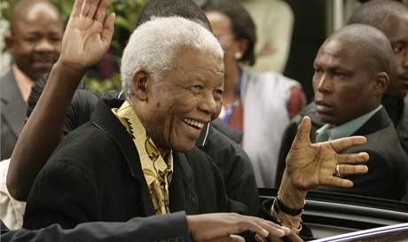Nelson Mandela pot, co odvolil ve mst Houghton v Jihoafrick republice (22. dubna 2009)