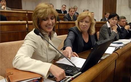 Poslankyn opoziní SDKU-DS Tatiana Rosová (vlevo) a Iveta Radiová bhem schze slovenského parlamentu 22. dubna v Bratislav. 