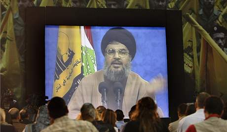 Libanonská televize Al-Manar je hlásnou troubou hnutí Hizbaláh. Na snímku novinái v Bejrútu poslouchají projev éfa hnutí Hasana Nasraláha v roce 2008.