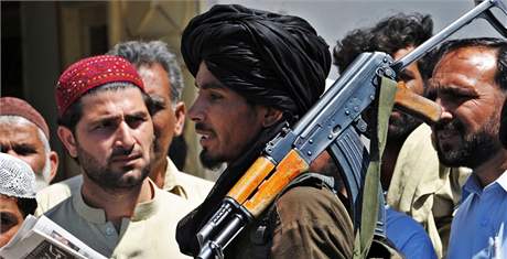 Ozbrojenec z Talibanu s obyvateli pkistnsk oblasti Buner (23. dubna 2009)