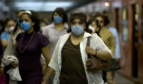 Do ulic Mexico City se bez roušky odhodlá kvůli prasečí chřipce málokdo. (28. dubna 2009)