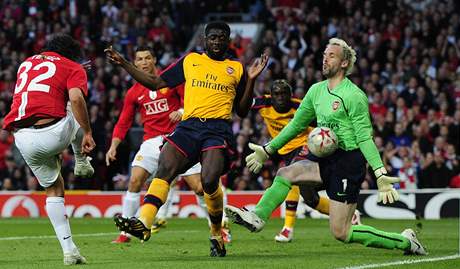 Momentka z prvního semifinále, v nm domácí Manchester zdolal hosty z Arsenalu 1:0