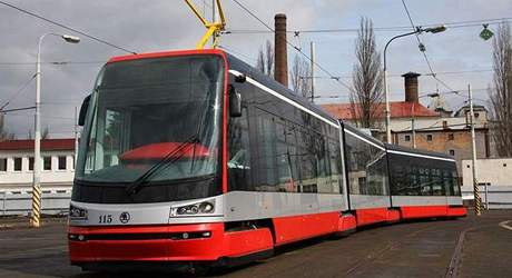 První ti tyi tramvaje ForCity by mohly v Praze zaít vozit cestující do konce letoního roku.