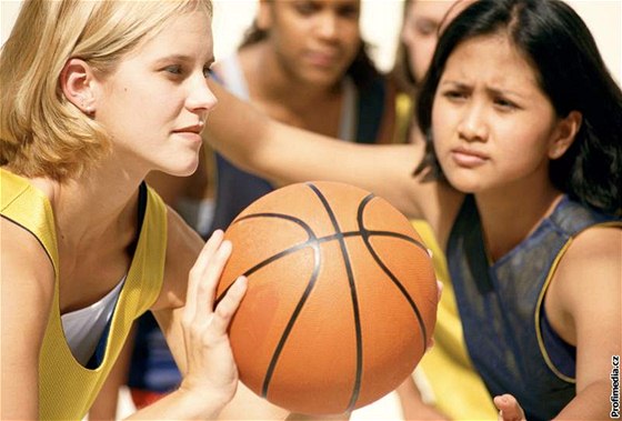 Děti mohou chodit třeba do basketbalového kroužku. Ilustrační foto