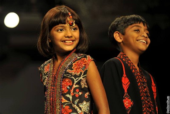 Devítiletá hvzda Rubina Ali z filmu Dannyho Boylea Milioná z chatre na indickém týdnu módy.
