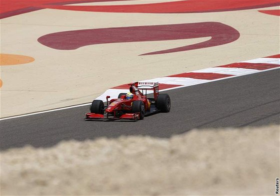 KRÁLOVSTVÍ PÍSKU. Kimi Räikkönen se na prodlouený okruh v Bahrajnu nepodívá. Dal pednost rallye.
