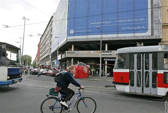 Vyhoelá budova u Hlavního nádraí v Brn.