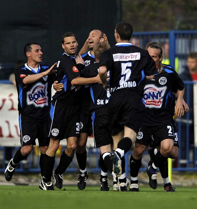 Kladentí fotbalisté oslavují gól v ligovém utkání proti Slavii, obranu mistrovského týmu pokoil hlavou Pavel Drsek.