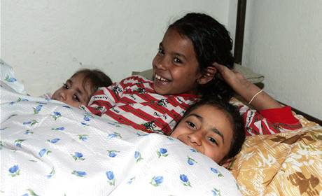 Děti popálené ženy ve svém novém domově - azylovém domě. (29. dubna 2009)