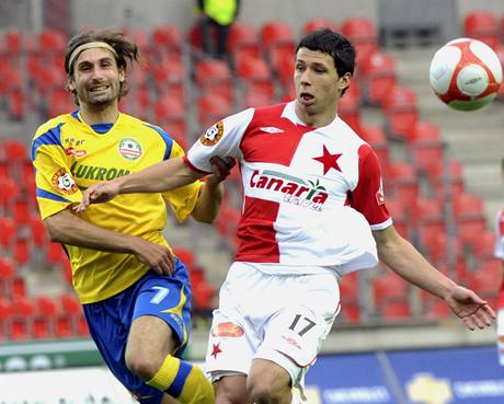 Momentka z utkání domácího poháru Slavia - Zlín. Libor rek a Marek Suchý (vpravo).