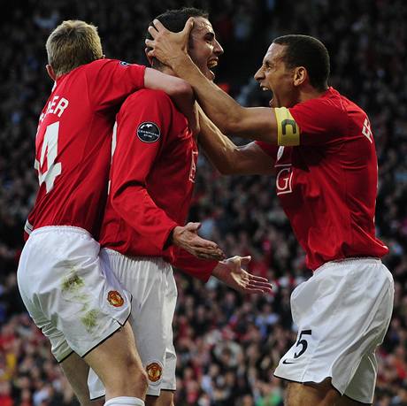 Manchester United: (zleva) Fletcher, stelec gólu O'Shea a Ferdinand.