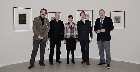 Bonn, vernis vstavy. Kurtoi Jan Mloch a Vladimr Birgus (zleva). Uprosted je manelka spolkovho prezidenta Eva Luise Khlerov.