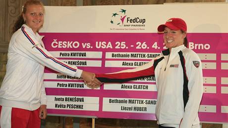 Petra Kvitová (vlevo) a Bethanie Matteková-Sandsová po losu semifinále Fed Cupu