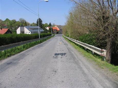 Místo, kde v Tnovicích na Kromísku k nehod cyklistky dolo (25. 4. 2009)