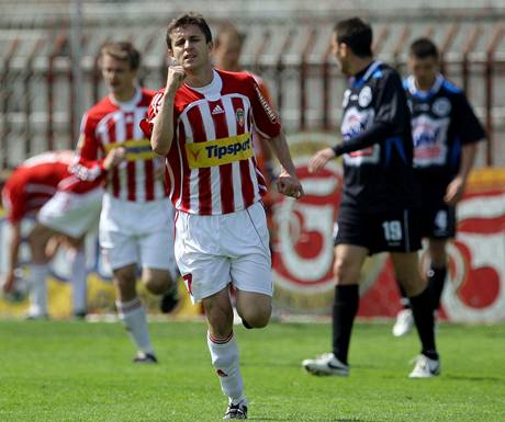 Bude se makedonský útoník Naumov radovat z gól za Slavii podobn, jako na tomto snímku jet v ikovském dresu?