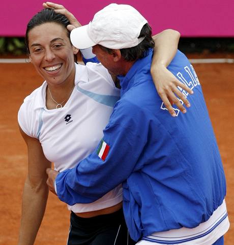 Fed Cup: Francesca Schiavoneová, kapitán Corrado Barazzutti se radují z postupu pes Rusko