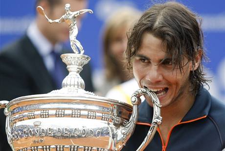 Rafael Nadal s trofejí pro vítze turnaje v Barcelon