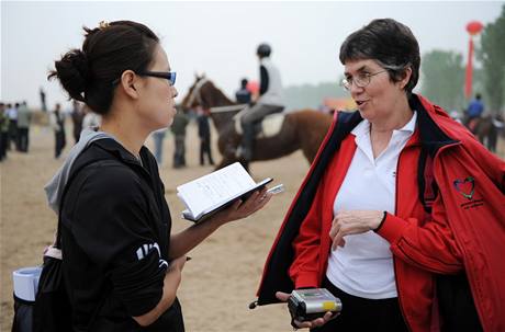 Megan Lewisová ped 8 tisíc kilometr dlouhou cestou na koni z íny do Londýna (11. dubna 2009)
