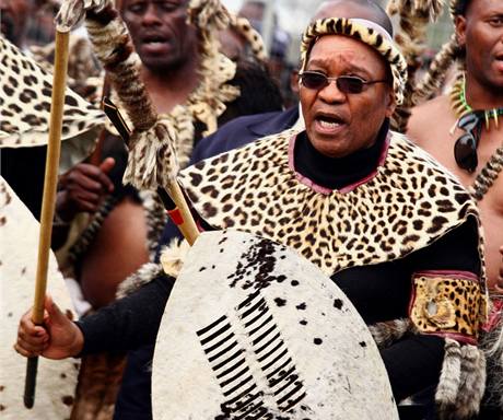 Zuma na veejnosti rd vystupuje v tradinm zulskm odvu z leopard ke.