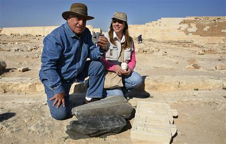 éf egyptských archeolog Zahí Havás s egyptolokou z Dominikánské republiky Kathleen Martinezovou