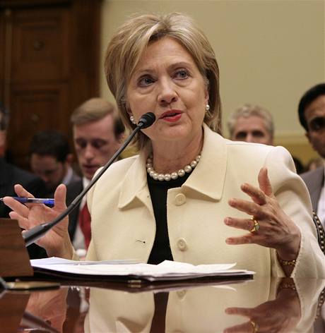 Americká ministryn zahranií Hillary Clintonová hovoí ped zahraniním výborem (22. dubna 2009)