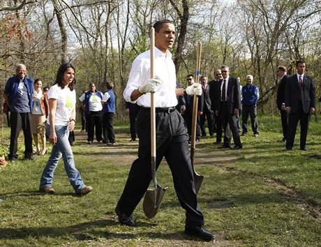 Barack obama pi zasazování strom s první dámou Michelle v Kenilworth Aquatic Gardens ve Washingtonu. (21. dubna 2009)