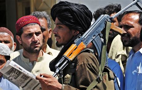 Ozbrojenec z Talibanu s obyvateli pákistánské oblasti Buner (23. dubna 2009)