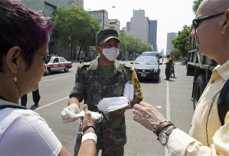Distribuci ústních roušek mají na starosti v Mexico City hlavně vojáci (27. dubna 2009)