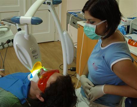 Ozařování při bělení zubů