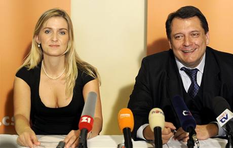 Zamstnankyn ministerstva zahranií Alena Borvková na zaátku listopadu oznámila, e kandidaturu vzdává.