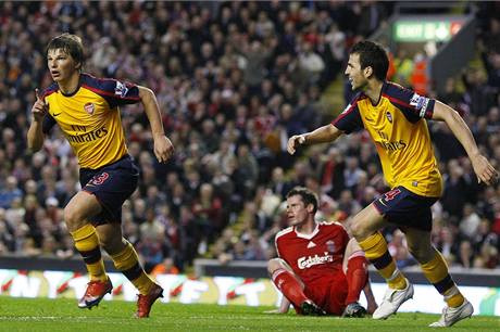 Andrej Aravin, fotbalista Arsenalu, oslavuje. Proti Liverpoolu se radoval hned tyikrát.