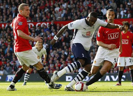 Darren Bent ( uprosted) z Tottenhamu stílí mezi hrái Manchestru Vidiem (vlevo) a Rio Ferdinandem. Te vak ostrými slovy pálí na majitele klubu.