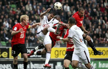 Marouane Chamakh, fotbalista Bordeaux, hlavikuje v utkání francouzské ligy na hiti Rennes.