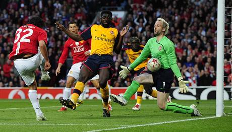 Manchester United - Arsenal: Carlos Tevez, Kolo Toure a Manuel Almunia 