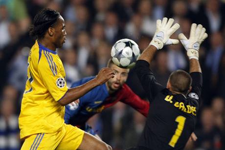 Barcelona - Chelsea: Drogba ped Valdesem