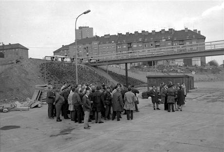 lenov kolegia generlnho editele na budoucm novm autobusovm terminlu na Kaerov 30. dubna 1974. Tady nkde bude za deset dn stt slavnostn tribuna. Prce je tu jet dost