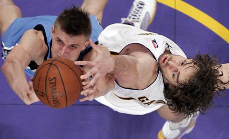 LA Lakers - Utah: hostující Andrej Kirilenko (vlevo) v souboji s hvzdou Lakers Pauem Gasolem.