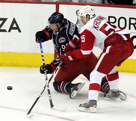 Columbus - Detroit: domácí útoník Jakub Voráek (vlevo) padá v souboji s detroitským Niklasem Kronwallem.