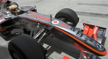 Lewis Hamilton pi tréninku v Bahrajnu.
