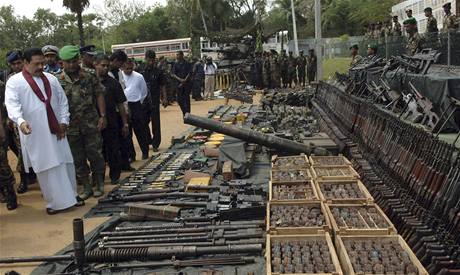 Srílanský prezident obhlíí zbran, které vojáci zabavili tamilským povstalcm