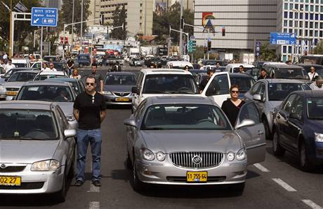 ivot se v Den oa a hrdinstv na dv minuty zastavil i na kiovatkch v Tel Avivu