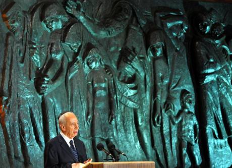 V pamtnku Jad Vaem si obti holokaustu pipomnl i izraelsk prezident imon Peres